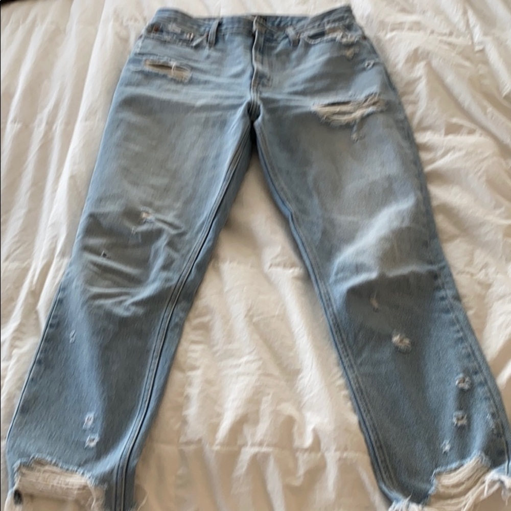 Abercrombie & Fitch Mom Jean w distressed hem